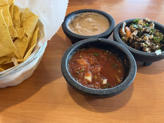 Tres Amigos (Lincolnway) by null