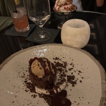LONG BAR & TERRACE - Chocolate cake - Cocktail Bars Near Me - Boston, Massachusetts LONG BAR & TERRACE - Chocolate cake - Cocktail Bars Near Me - Boston, Massachusetts