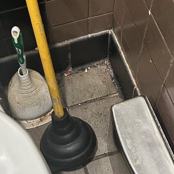 Logan's Roadhouse - Women's bathroom, filthy and neglected - Steakhouses Near Me - Chattanooga, Tennessee
