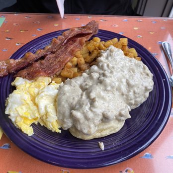 The Streamliner Diner - Biscuits and gravy meal - American Near Me - Bainbridge Island, Washington The Streamliner Diner - Biscuits and gravy meal - American Near Me - Bainbridge Island, Washington