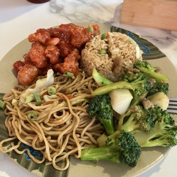 Maui Pho - Sweet and Sour Chicken and Broccoli Beef with sides of noodles and fried rice. - Asian Fusion Near Me - Bakersfield, California Maui Pho - Sweet and Sour Chicken and Broccoli Beef with sides of noodles and fried rice. - Asian Fusion Near Me - Bakersfield, California