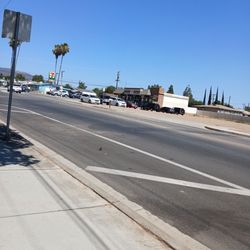 7-Eleven - A long distance photo if the store crowed no parking