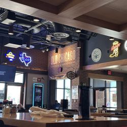 Old Chicago Pizza + Taproom - Restaurant interior