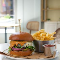 Birdie's Barroom and Kitchen - Proper Burger*

sharp white cheddar, white American, lettuce, tomato, onion, b&b pickles, Birdie's sauce. Served with Birdie's fries.