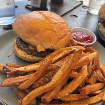 Mad Co. Brew House - Burger - Brewpubs Near Me - Marshall, North Carolina