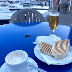 La Baleine Joyeuse - Panini, cafe latte & beer for less than €10