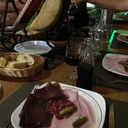 Le Temple du Fromage - La raclette avec son assiette de charcuterie.