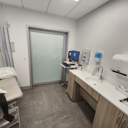Queen's Island Urgent Care - Large, clean room
