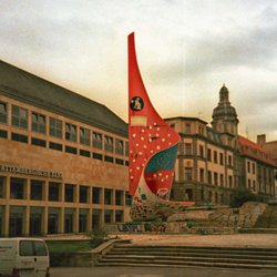 Fahnenmonument - Fahnenmonument - eine Interpretation steht in der Partnerstadt Ufa/Baschkortostan  (01/2017)
