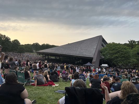 Photo of Blossom Music Center - Cuyahoga Falls, OH, US. a large crowd of people sitting in lawn chairs