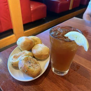 Wood Ranch Cerritos - garlic bread and iced tea - Barbeque Near Me - Cerritos, California