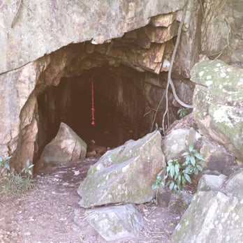 南丫島家樂徑 - One of the tunnels the soldiers of WWII used to hide in ... Interesting piece of history to see along the walk on Llamma Island - Hiking Near Me - Hong Kong, HK