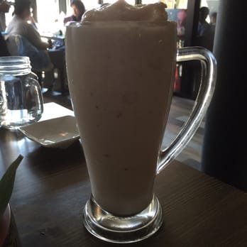 Bubblefish - Large Guava Banana Milkshake - Taiwanese Near Me - Philadelphia, Pennsylvania
