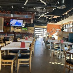 Huge dining room! Huge dining room!