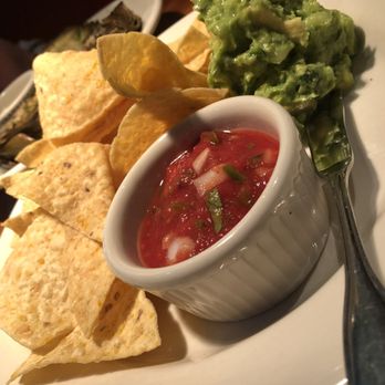 Rutherford Grill - Fresh Guacamole, salsa and chips. Actually pretty tasty!! - American Near Me - Rutherford, California