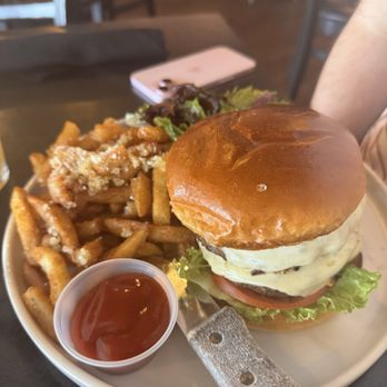 Pop's Public House - Gilroy Garlic Burger - New American Near Me - Gilroy, California