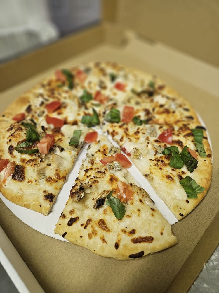 J’S PIZZA AND WINGS Updated September 2024 11 Photos 745 N Main