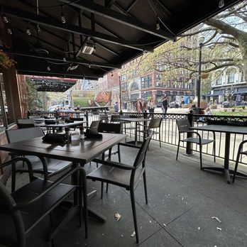 Cafe 4 - Outdoor seating - Comfort Food Near Me - Knoxville, Tennessee