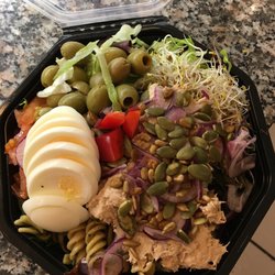 Dællekatessen Sandwich & Salatbar - Dællekatessens lækre tunsalat med æg og oliven og en masse lækkert grønt