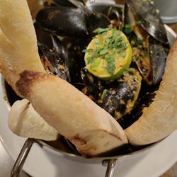 Hawthorne Beer Market & Bistro - Curry lime mussels