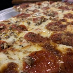 The Patio Grubs And Suds - Pepperoni and mushroom pizza