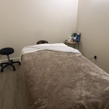 Avara Massage And Spa - Large massage table - Massage Therapy Near Me - Hermosa Beach, California Avara Massage And Spa - Large massage table - Massage Therapy Near Me - Hermosa Beach, California