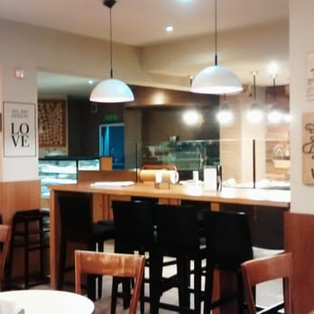 Medialunas Calentitas - Al fondo, los mostradores para llevar. La docena de medialunas $70. Valen absolutamente la pena. Riquísimas! - Desserts Near Me - Córdoba, X Medialunas Calentitas - Al fondo, los mostradores para llevar. La docena de medialunas $70. Valen absolutamente la pena. Riquísimas! - Desserts Near Me - Córdoba, X