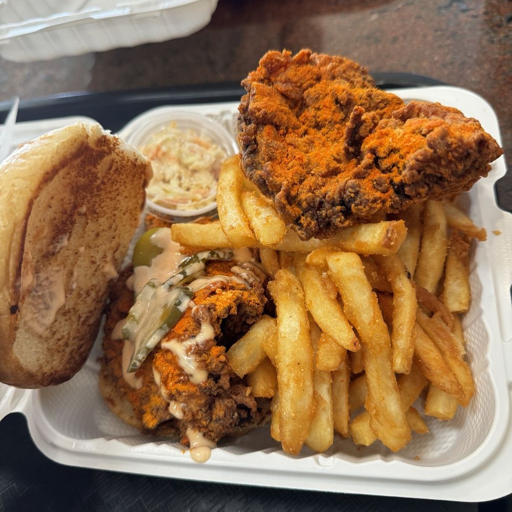 Spicy Hot Fried Chicken Slider with Fries Spicy Hot Fried Chicken Slider with Fries