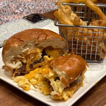 Guy Fieri's Foxwoods Kitchen & Bar - Mac and cheese burger - American Near Me - Mashantucket, Connecticut Guy Fieri's Foxwoods Kitchen & Bar - Mac and cheese burger - American Near Me - Mashantucket, Connecticut