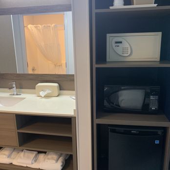 Comfort Inn - Sink, safe, microwave and fridge - Hotels Near Me - Painesville, Ohio