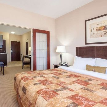 Ramada by Wyndham Brooks - Guest room - Hotels Near Me - Brooks, Alberta