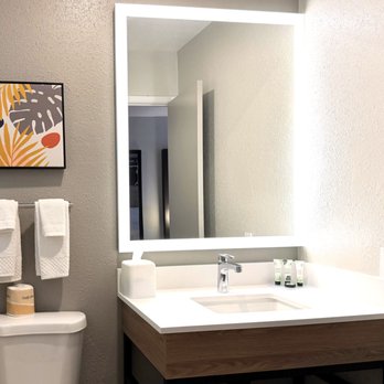 Thunderbird Lodge - Bathroom - Hotels Near Me - Redding, California Thunderbird Lodge - Bathroom - Hotels Near Me - Redding, California
