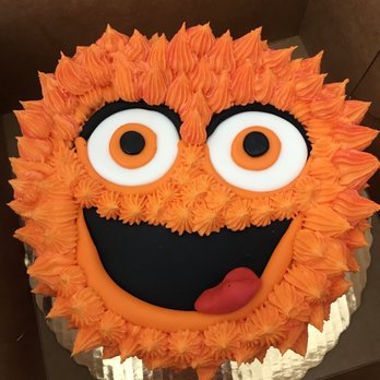 Kia's Cakes - a close up of a cake in a box - Cupcakes Near Me - Lansdowne, Pennsylvania