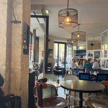 La Maison Bleue - Indoor ambiance - Bistros Near Me - Paris, 75 La Maison Bleue - Indoor ambiance - Bistros Near Me - Paris, 75