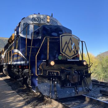 Rocky Mountaineer - Rocky Mountain diesel-electric locomotive looking good in its livery - Travel Services Near Me - Vancouver, British Columbia