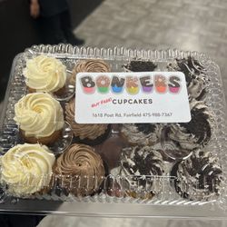 Vanilla with Vanilla, Chocolate with Chocolate, Vanilla with Oreo and Chocolate with Oreo cupcakes