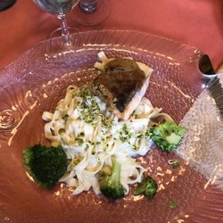 Hotel Der Schwan - Lachsfilet mit Tagliatelle und Brokkoli für 15,90 Euro