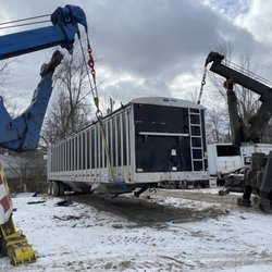 Blue Eagle Towing - Broken landing gear on loaded trailer