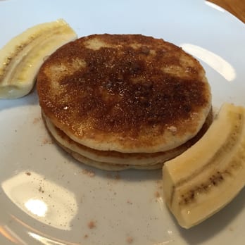 Den Noc - Pancakes with cinnamon, Brown sugar and bananas - Bistros Near Me - Prague, Puerto Rico