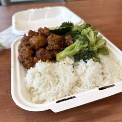 Orange chicken and mixed vegetables with white rice