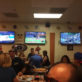 Billy Q's - 3 sports channels - Pizza Near Me - Palm Desert, California