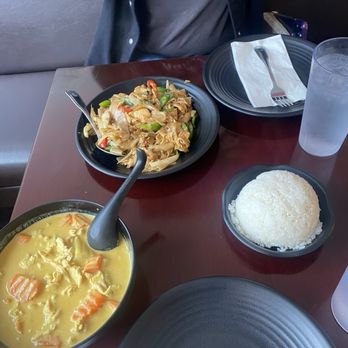 Bamboo Thai Bistro - Yellow Curry Drunken Noodle - Thai Near Me - Redondo Beach, California