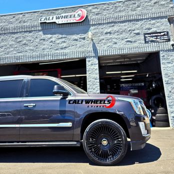 Cali Wheels and Tires - Escalade with 24" Wheels with floating caps - Tires Near Me - Stanton, California
