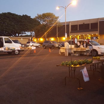 People's Open Market - Early Friday morning in chilly Halawa. Lots of papaya and bananas and fresh kale this morning. - Farmers Market Near Me - Honolulu, Hawaii People's Open Market - Early Friday morning in chilly Halawa. Lots of papaya and bananas and fresh kale this morning. - Farmers Market Near Me - Honolulu, Hawaii