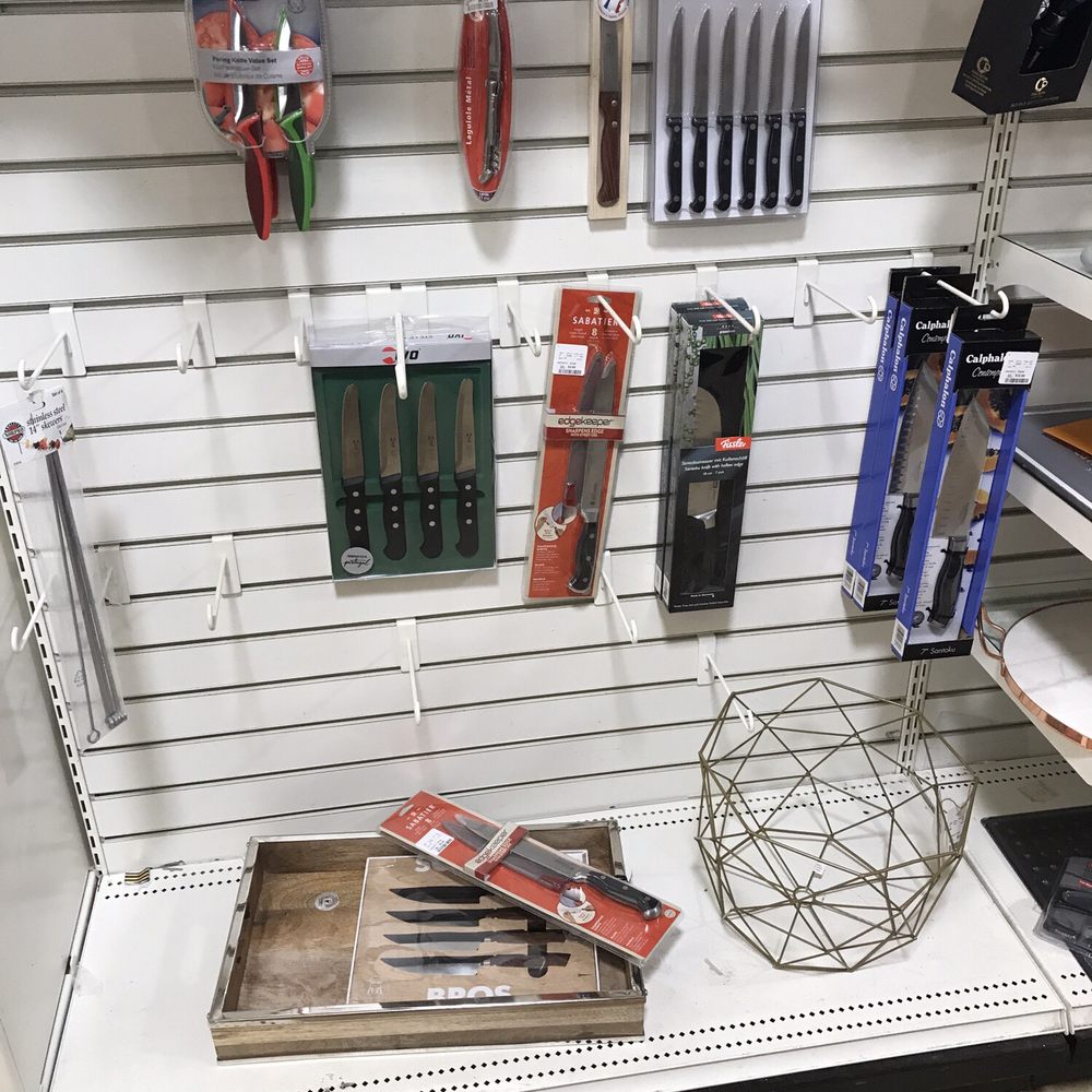 HomeGoods - Empty shelves - Home Decor Near Me - Vienna, Virginia HomeGoods - Empty shelves - Home Decor Near Me - Vienna, Virginia