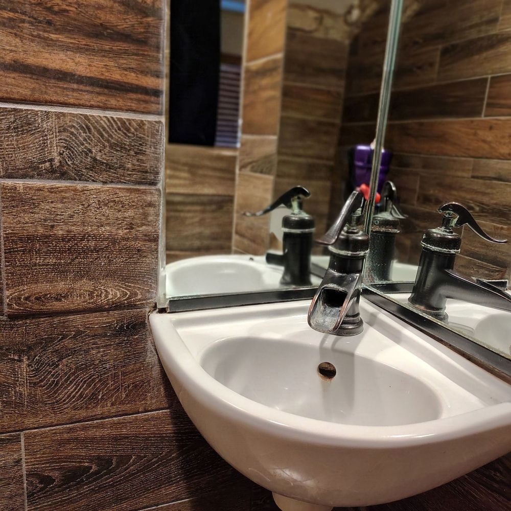 Nomads Hotel - Mini sink and mirror in shower - Hotels Near Me - San Clemente, California Nomads Hotel - Mini sink and mirror in shower - Hotels Near Me - San Clemente, California