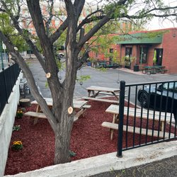 Juice Pub & Eatery - Outdoor seating 6 picnic tables