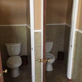 Europa Hostel - The shared bathrooms stalls, clean and fully functioning. - Hostels Near Me - San Francisco, California Europa Hostel - The shared bathrooms stalls, clean and fully functioning. - Hostels Near Me - San Francisco, California