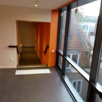Gastama - De belles couleurs et de grandes fenêtres proposant une chouette vue sur les toits lillois ! - Hostels Near Me - Lille, 59