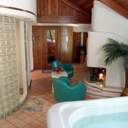 Lake 'N Pines Lodge - The Bay Chalet with Private Sauna & Jacuzzi